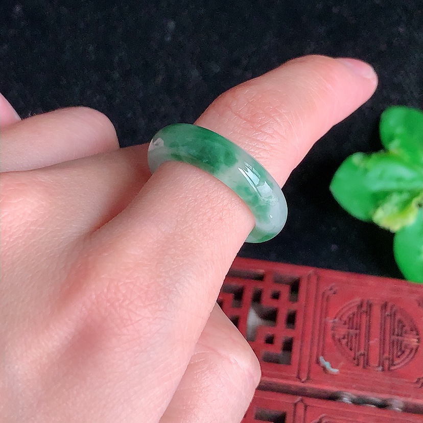 天然A货翡翠飘花素面戒指 
尺寸18-5.8-3.6mm 重量4.50g 0317