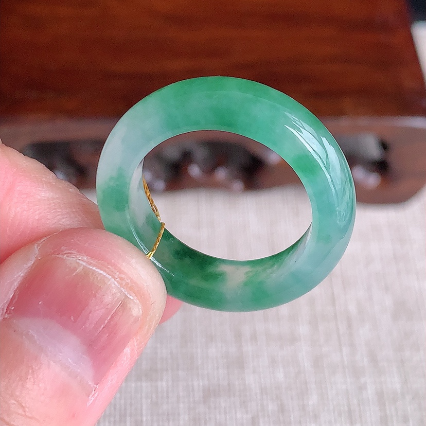 天然A货翡翠飘花素面戒指 
尺寸18-5.8-3.6mm 重量4.50g 0317