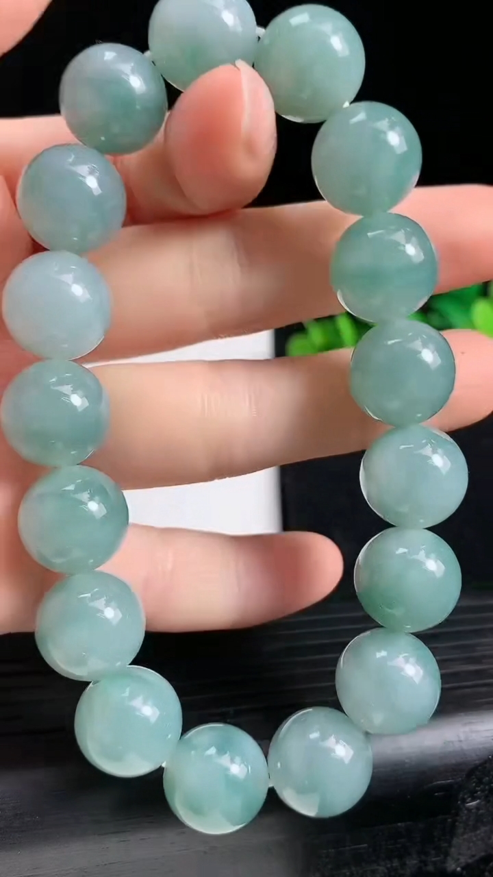 天然A货翡翠飘花圆珠手串尺寸12.6-17颗重量:56.67g3月19日
工厂直销收藏佳品,种好水足，色泽均匀，有种有色，上手高大气！