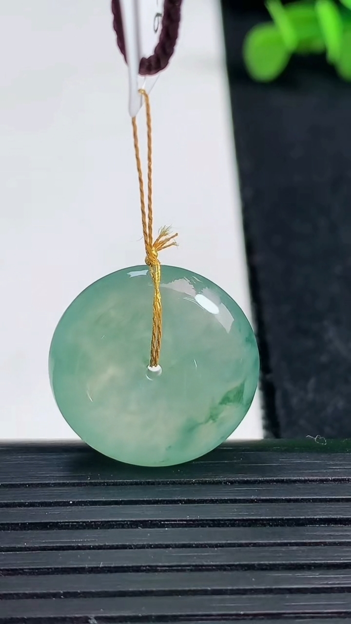 天然A货翡翠冰种飘花平安扣吊坠尺寸20.5-5.8重量:5.04g
3月19日