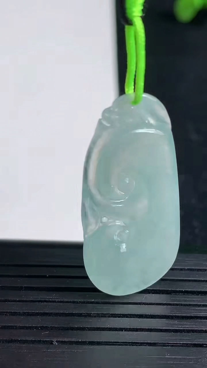 天然A货翡翠如意吊坠尺寸37-17.1-3.4重量:4.57g
3月19日