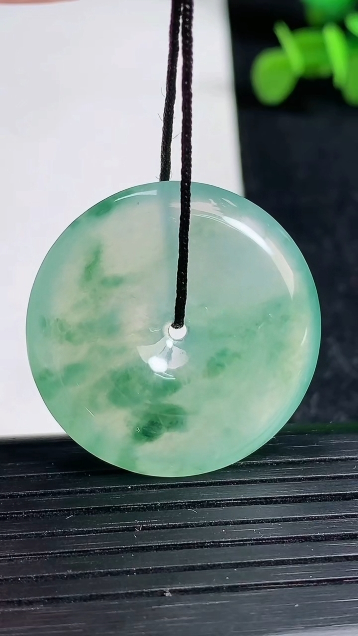 天然A货翡翠种飘花平安扣吊坠尺寸30-5.9重量:10.57g
3月19日