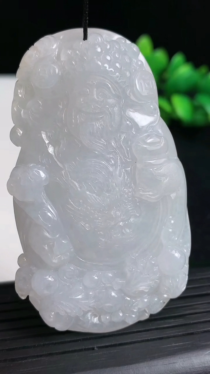 天然A货翡翠财神爷吊坠尺寸69.3-40-9.2重量:50.38g
3月19日