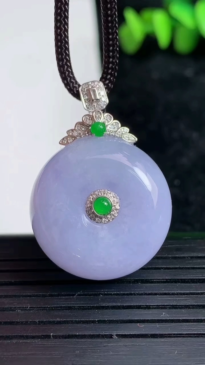 天然A货翡翠18K金紫罗兰路路通吊坠尺寸23.2-12.5重量:15.54g
3月19日