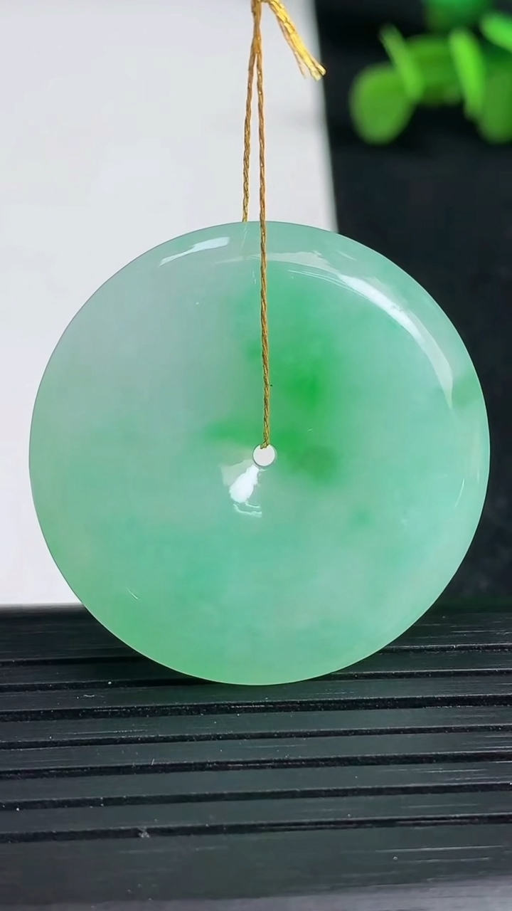 天然A货翡翠平安扣吊坠尺寸32.9-5.9重量:13.41g
3月19日