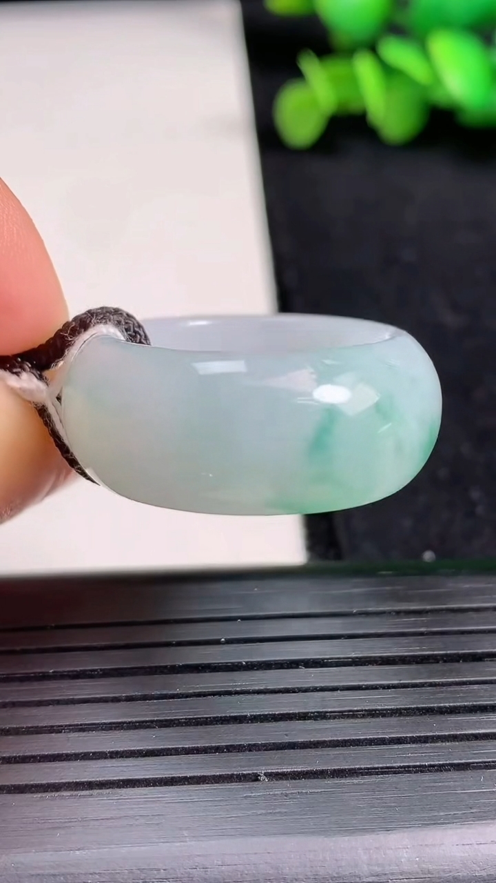 天然A货翡翠冰种飘花指环扳指尺寸21.5-11.8-4.5重量:12.23g2026年3月19日
工厂直销收藏佳品,种好水足，色泽均匀，有种有色，上手高大气！