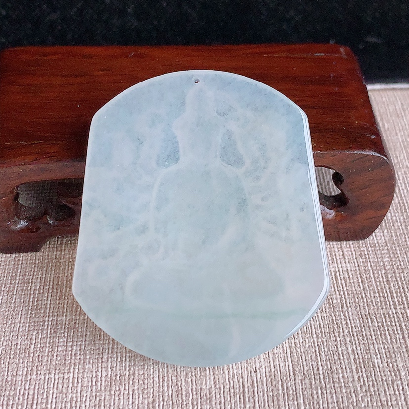 天然A货翡翠千手观音吊坠 
尺寸54.3-46.6-5.4mm 重量30.58g 0318