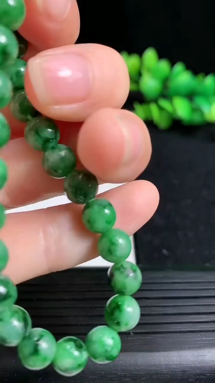 天然A货翡翠圆珠手串尺寸7.2-26颗重量:16.50g3月19日
工厂直销收藏佳品,种好水足，色泽均匀，有种有色，上手高大气！