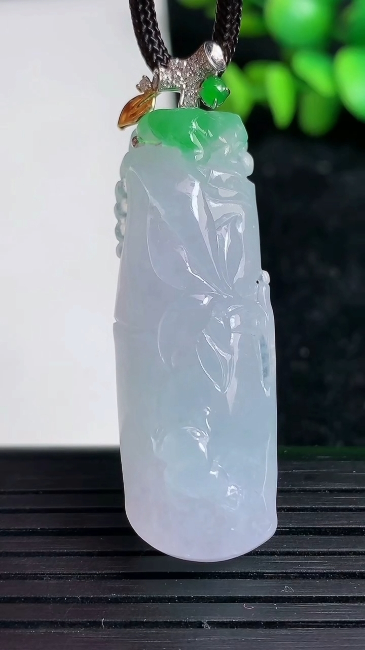 天然A货翡翠节节高升 竹节吊坠尺寸43.8-16-11.9重量:15.67g
3月19日