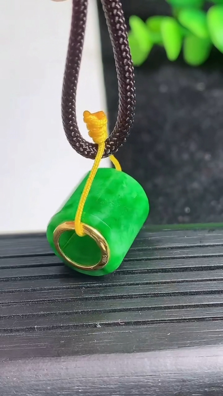 天然A货翡翠路路通吊坠尺寸13.3-15.1重量:4.33g
3月19日