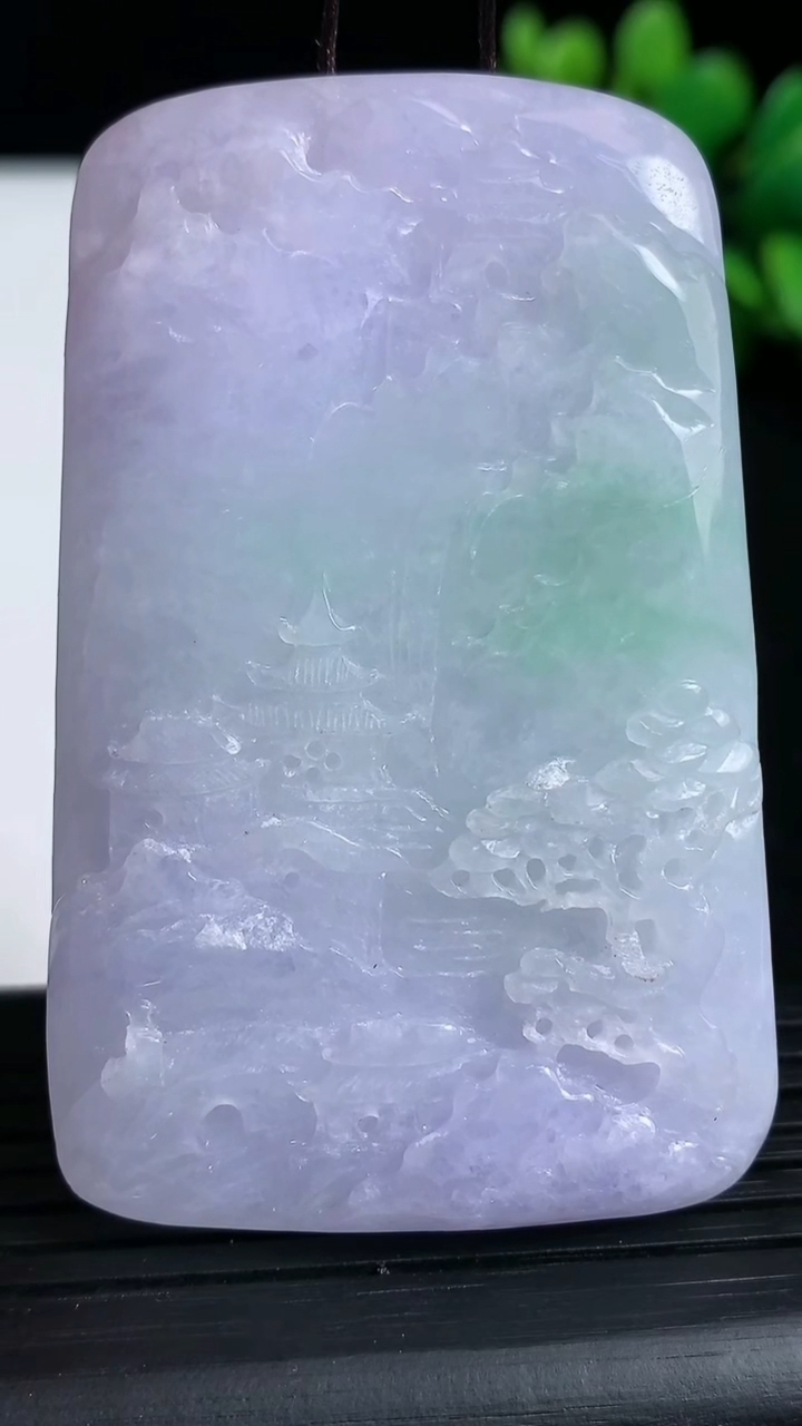 天然A货翡翠春带彩紫罗兰山水牌吊坠尺寸61.1-39.7-9.6重量:63.98g
3月19日