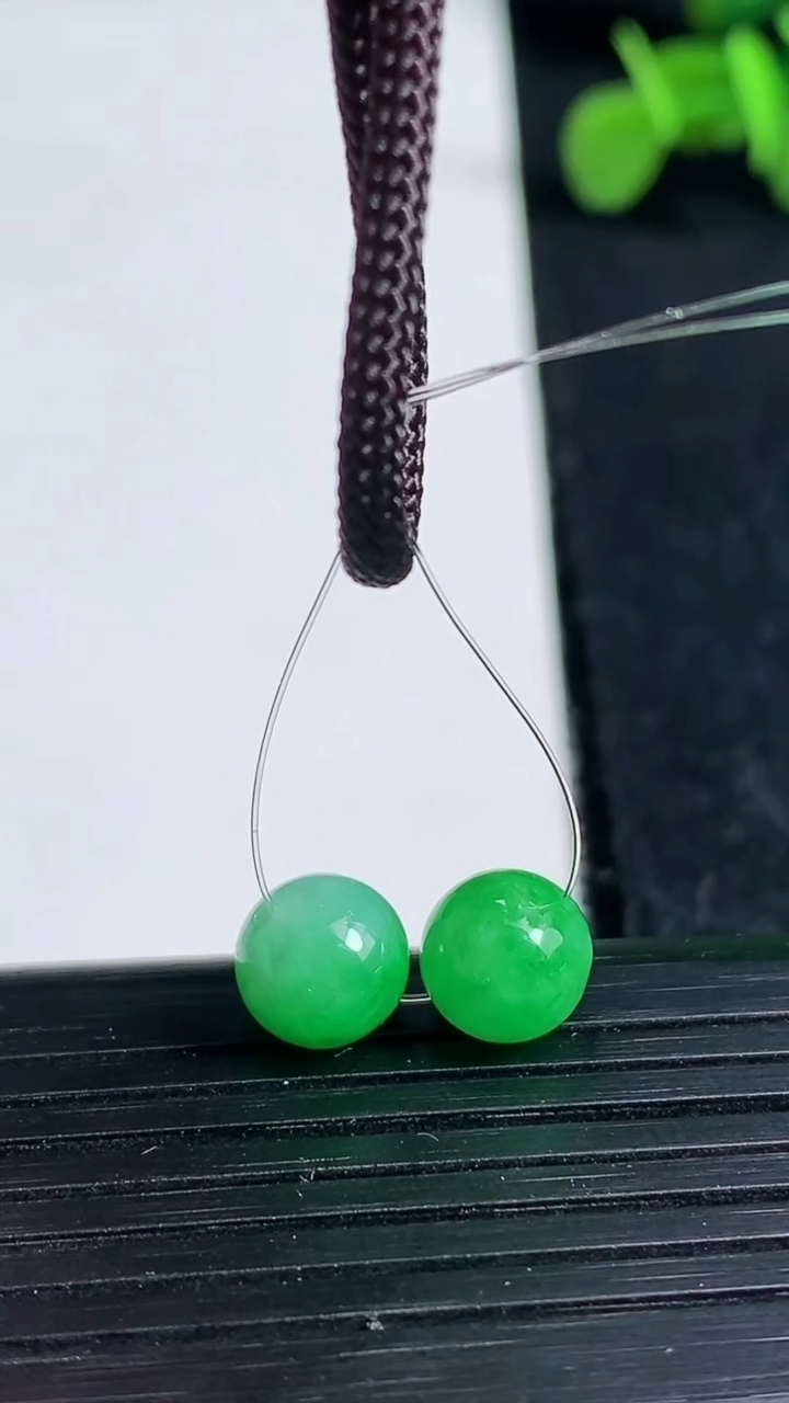 天然A货翡翠圆珠吊坠一对尺寸7.8重量:1.57g3月19日
工厂直销收藏佳品,种好水足，色泽均匀，