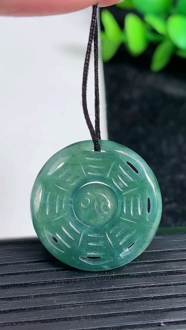 天然A货翡翠八卦牌吊坠尺寸24.2-3.5重:4.65g
3月19日
377