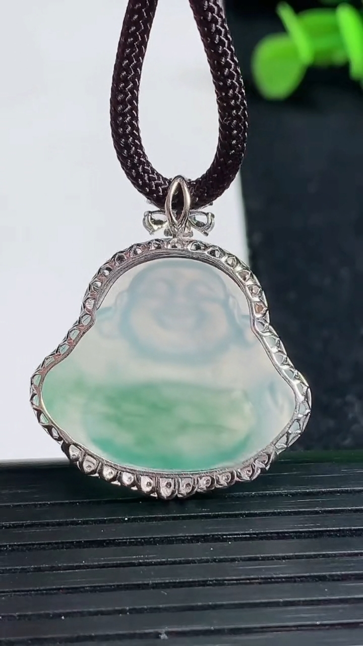 天然A货翡翠佛公吊坠尺寸30.1-26.1-8.4裸石20.7-25.8重量:5.14g
3月19日