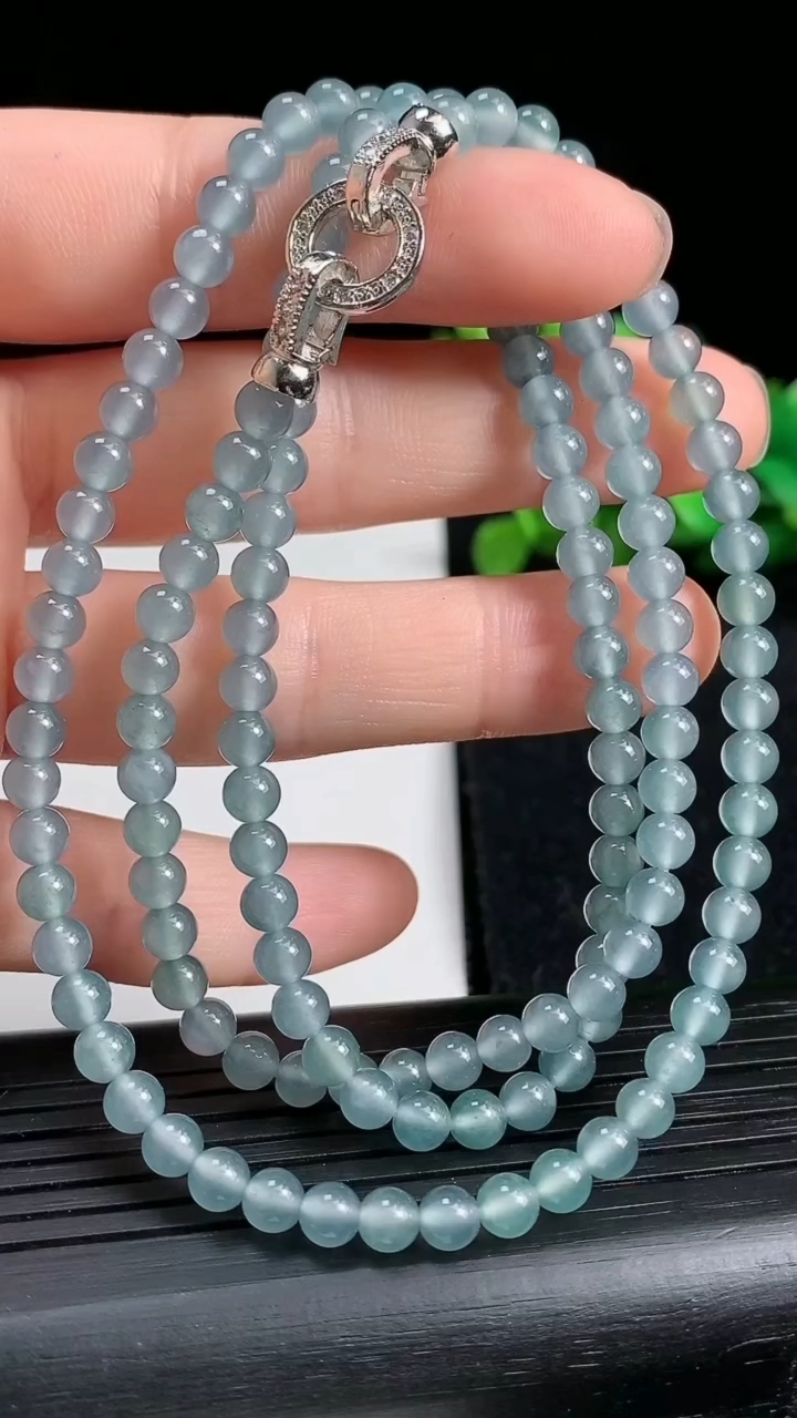 天然A货翡翠圆珠项链尺寸4.3-136颗重量:21.46g3月19日
工厂直销收藏佳品,种好水足，色泽均匀，有种有色，上手高大气！