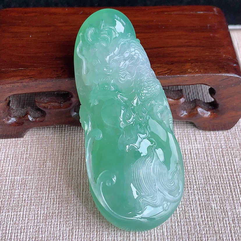 天然A货翡翠晴绿龙牌吊坠 
尺寸65-27.5-10mm 重量34.72g 0317