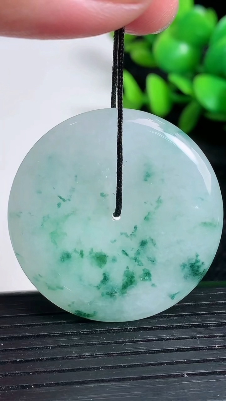 天然A货翡翠飘花平安扣吊坠尺寸37.2-5.7重量:17.51g
3月19日