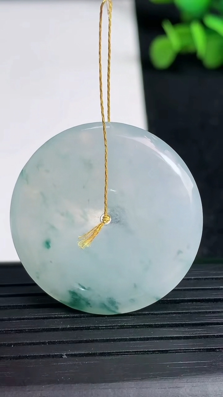 天然A货翡翠冰种飘花平安扣吊坠尺寸31.7-5.1重量:10.78g
3月19日