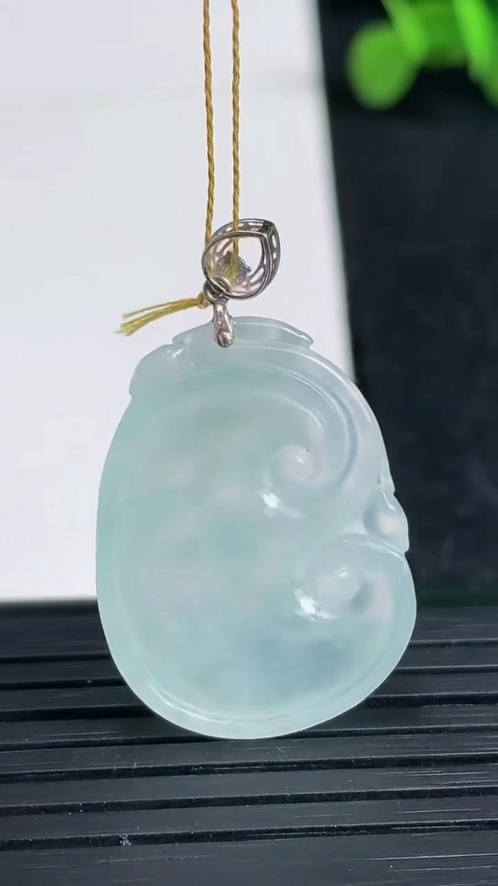 天然A货翡翠如意吊坠尺寸26.8-20.2-5.1重量:5.60g
3月19日