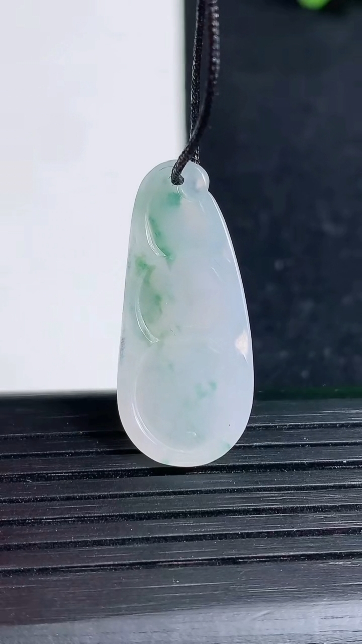 天然A货翡翠冰种飘花福豆吊坠尺寸30.3-13.5-5.9重量:4.37g
3月19日