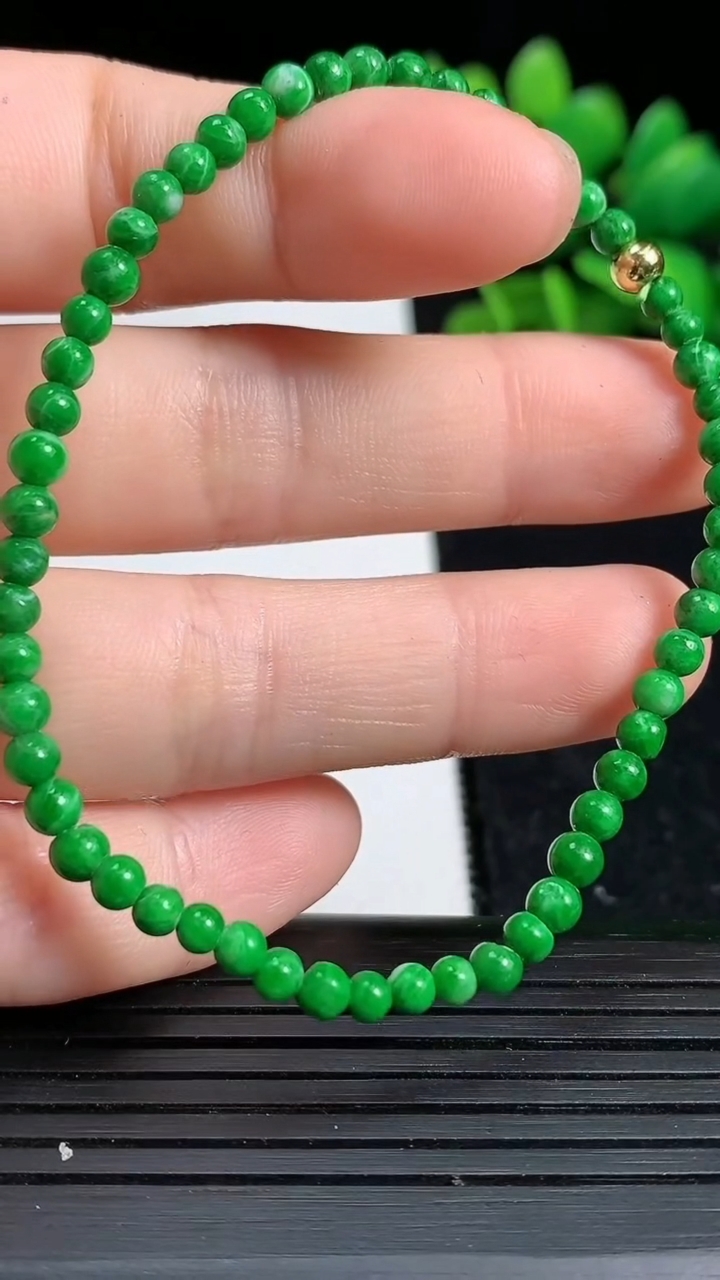 天然A货翡翠圆珠手串尺寸3.3-55颗重量:3.54g3月19日
工厂直销收藏佳品,种好水足，色泽均匀，有种有色，上手高大气！