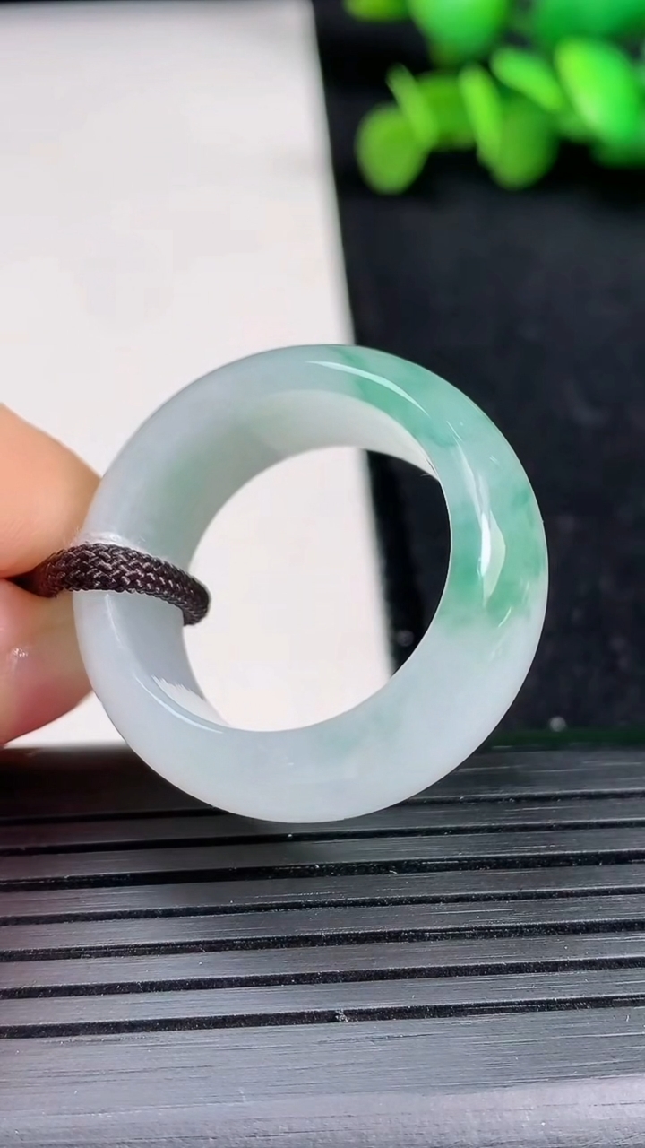 天然A货翡翠冰种飘花指环扳指尺寸21.5-11.8-4.5重量:12.23g2026年3月19日
工厂直销收藏佳品,种好水足，色泽均匀，有种有色，上手高大气！