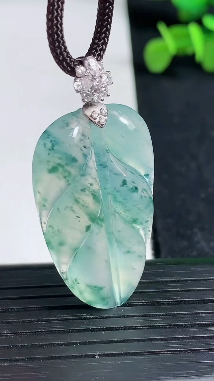 天然A货翡翠种飘花金枝玉叶 叶子吊坠尺寸35.5-21.4-4.3重量:6.56g
3月19日