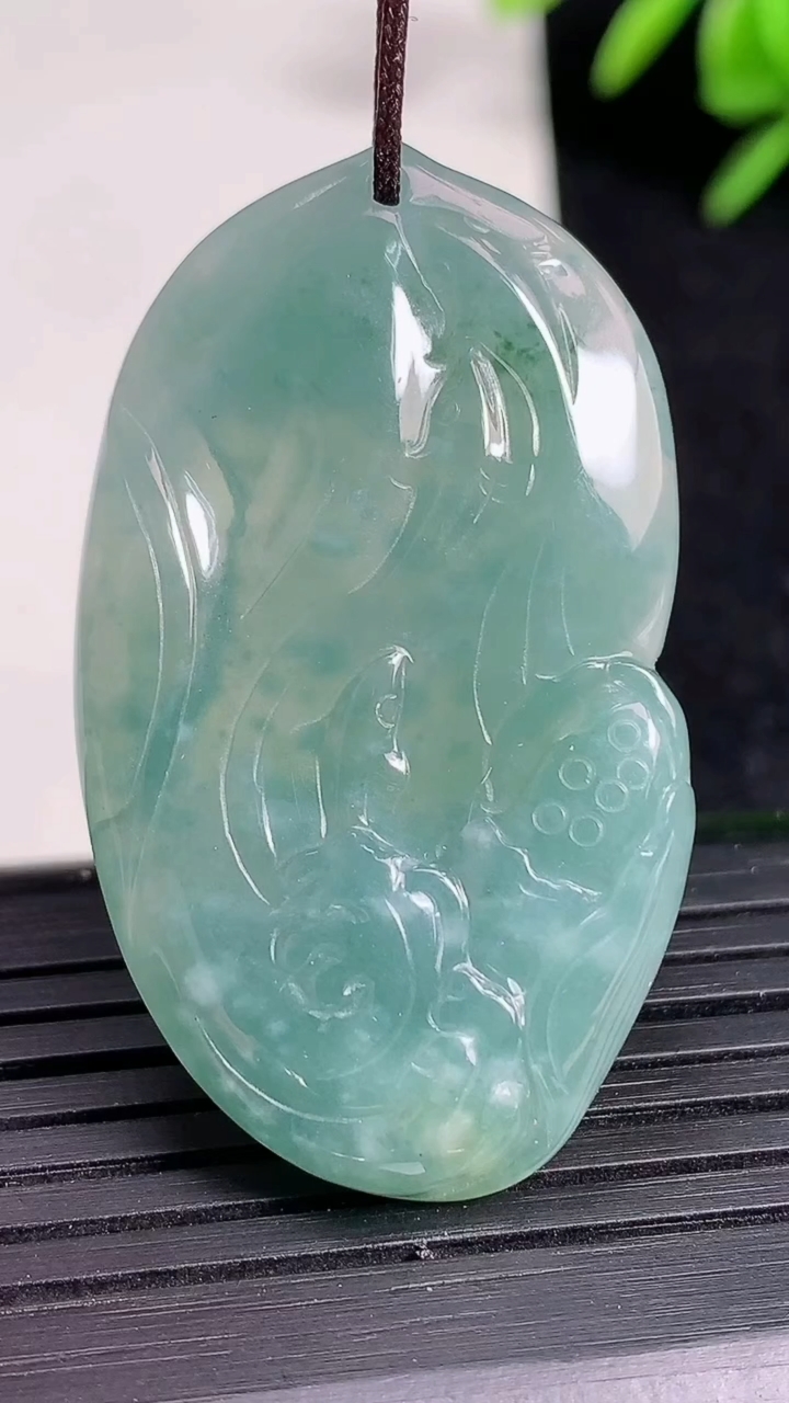 天然A货翡翠飘花年年有余吊坠尺寸41.3-24-4.5重:9.72g
3月19日
85