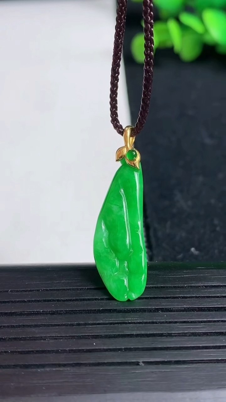 天然A货翡翠佛手瓜吊坠尺寸29.7-9.5-4.1重量:1.99g
3月19日