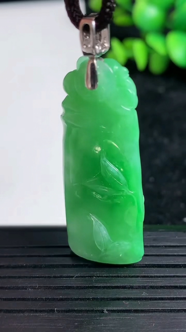 天然A货翡翠节节高升 竹节吊坠尺寸42-36.6-10重量:12.94g
3月19日