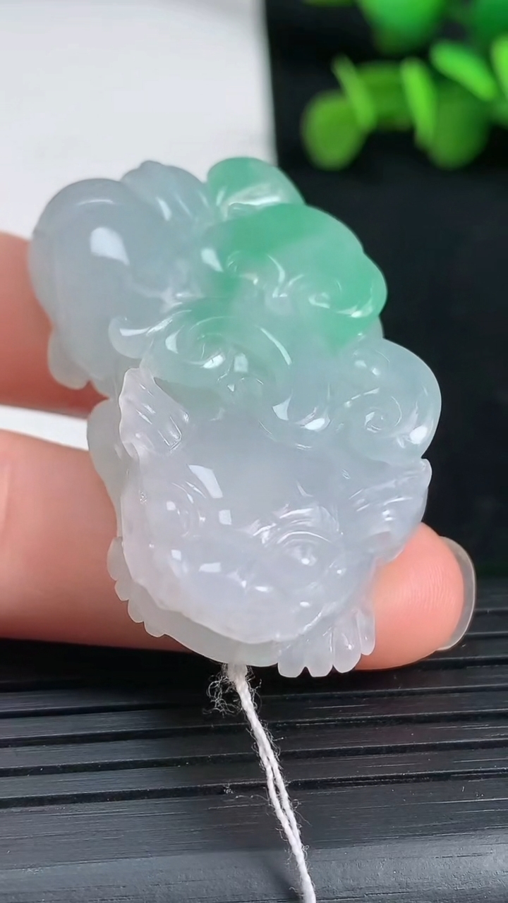 天然A货翡翠貔貅吊坠尺寸46.5-25.3-12.2重量:28.88g
3月19日