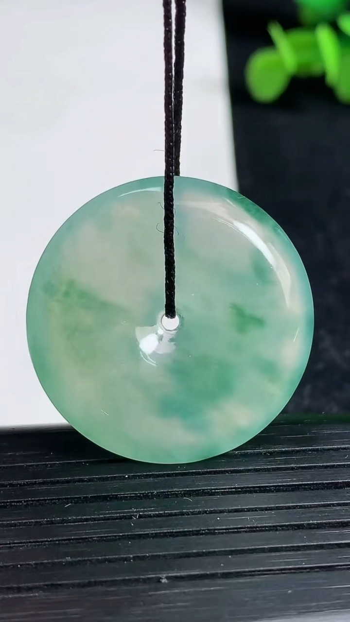 天然A货翡翠种飘花平安扣吊坠尺寸30-5.9重量:10.57g
3月19日