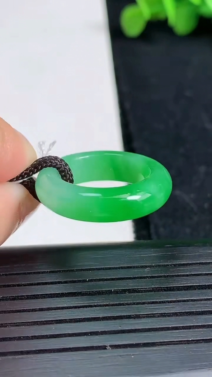 天然A货翡翠指环戒指尺寸15.5-5.5-4.2重量:4.43g2026年3月19日
工厂直销收藏佳品,种好水足，色泽均匀，有种有色，上手高大气！