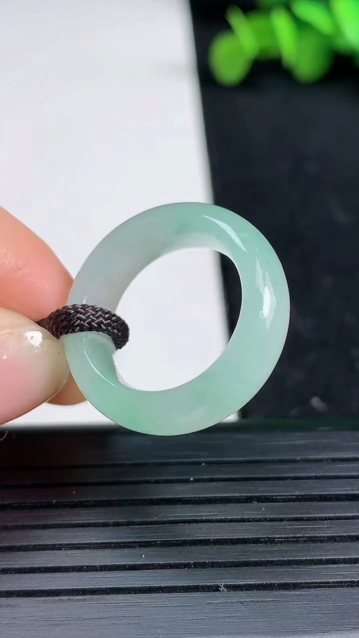 天然A货翡翠指环戒指尺寸15.9-6.4-3.7重量:4.61g2026年3月19日
工厂直销收藏佳品,种好水足，色泽均匀，有种有色，上手高大气！