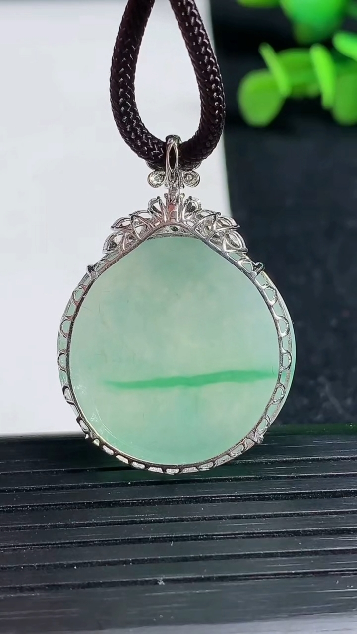 天然A货翡翠无事牌吊坠尺寸35.7-25.3-6.7重量:7.29g
3月19日