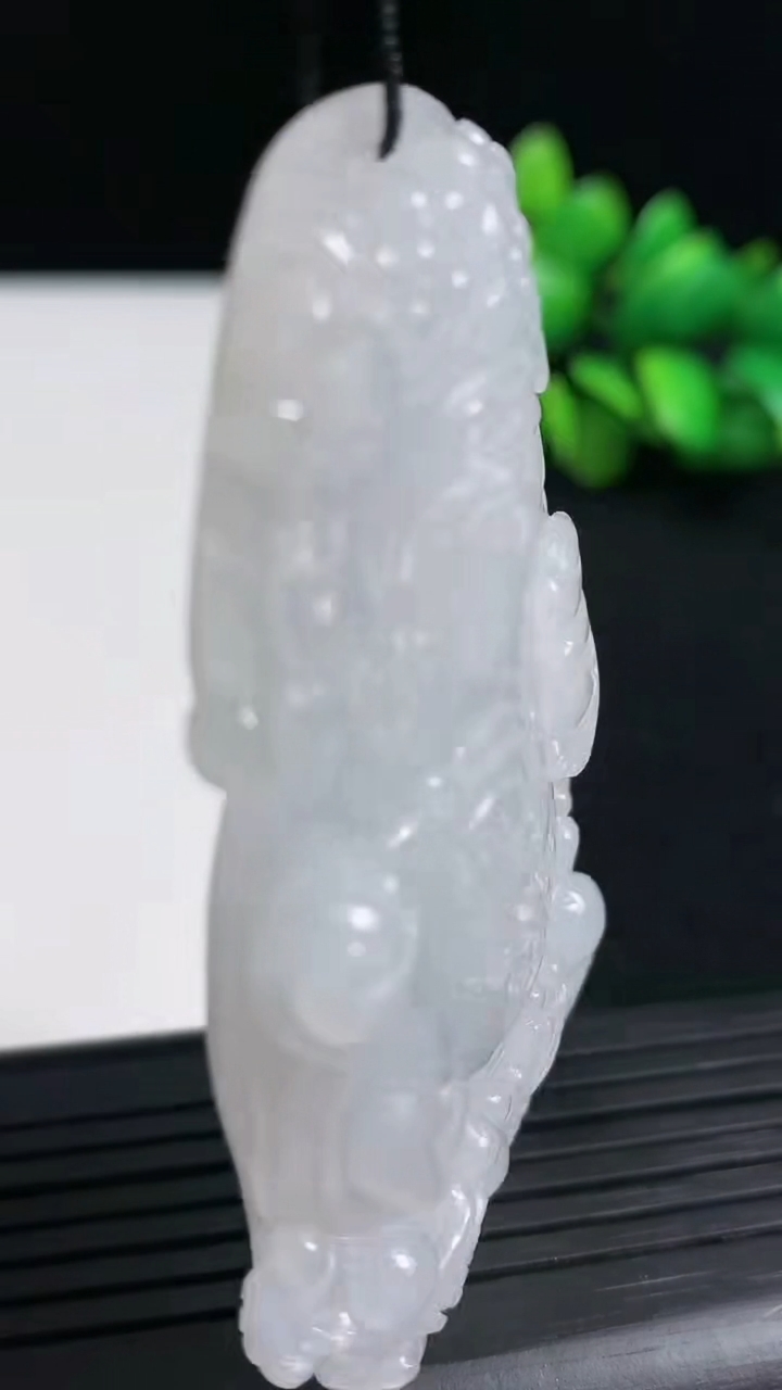 天然A货翡翠财神爷吊坠尺寸69.3-40-9.2重量:50.38g
3月19日