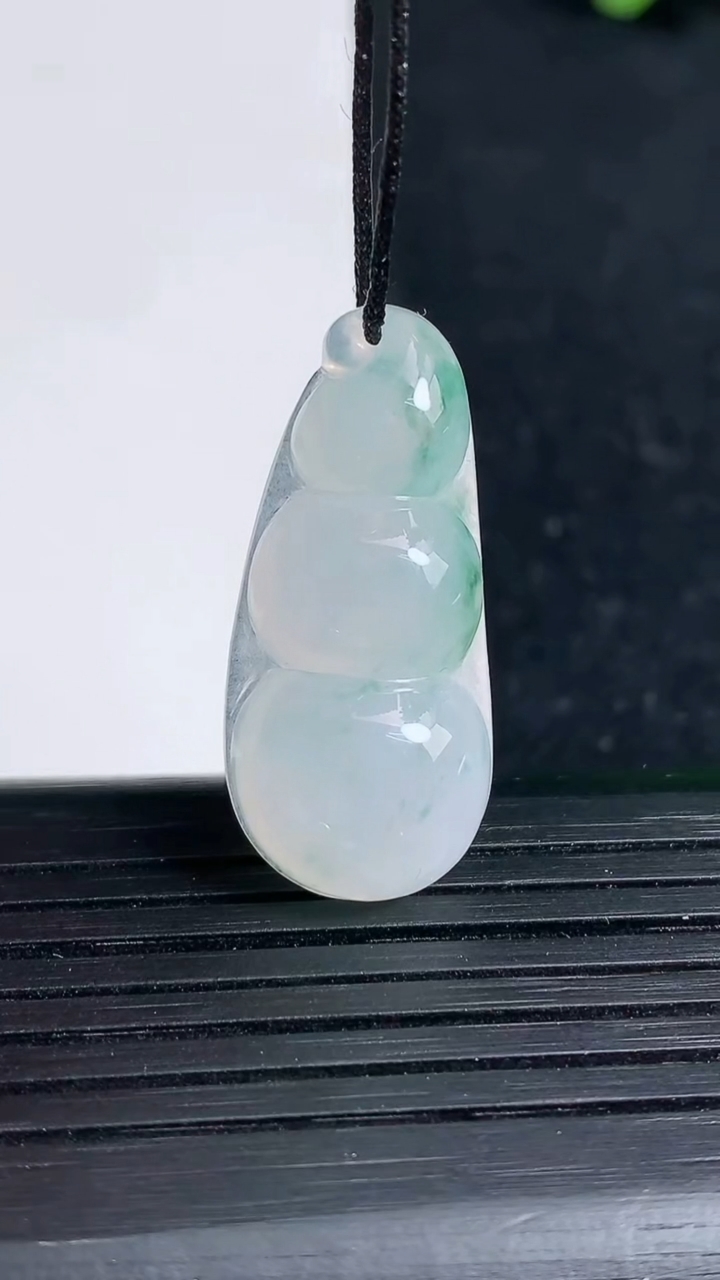 天然A货翡翠冰种飘花福豆吊坠尺寸30.3-13.5-5.9重量:4.37g
3月19日
