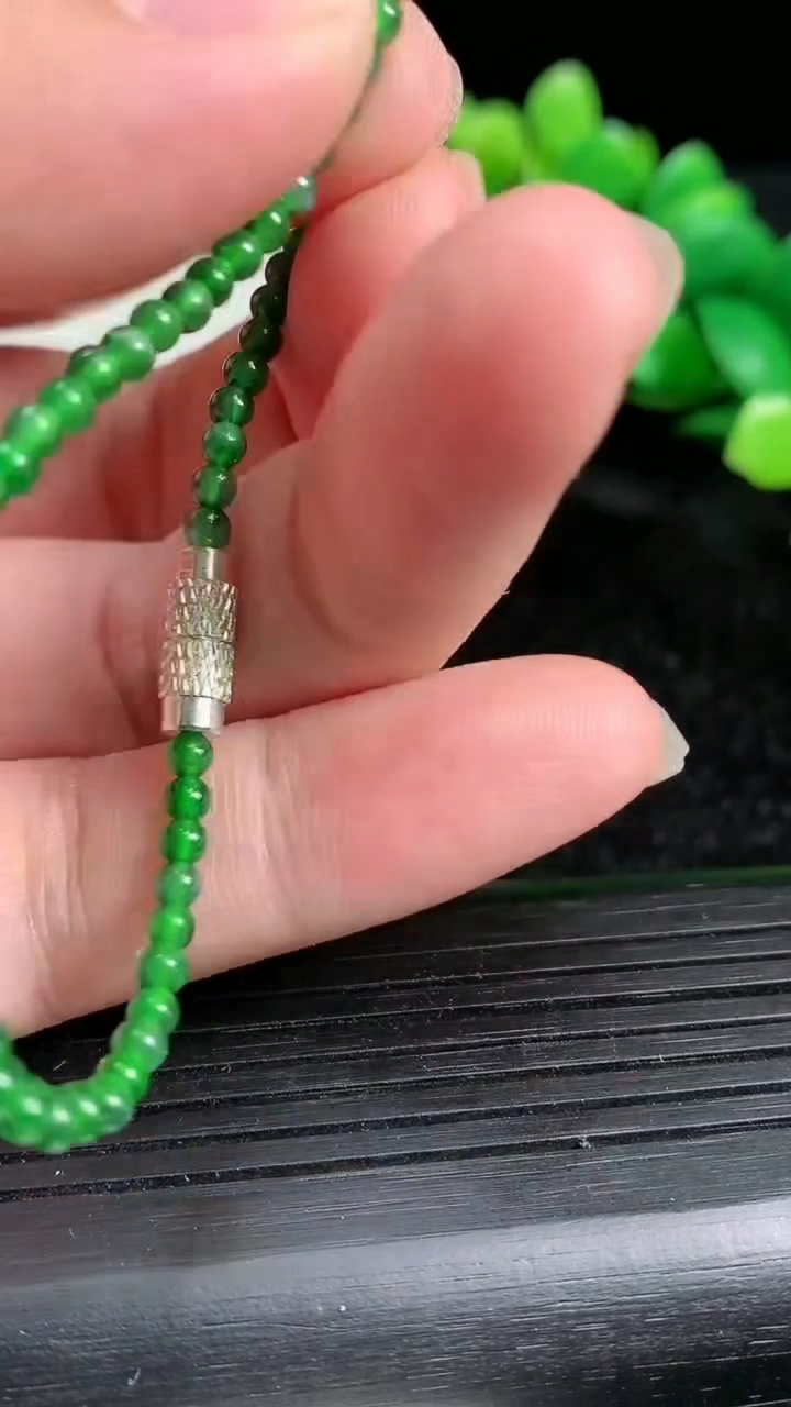 天然A货翡翠小米珠手串尺寸2.8-63颗重:3.18g3月19日
工厂直销收藏佳品,种好水足，色泽均匀，有种有色，上手高大气！
514