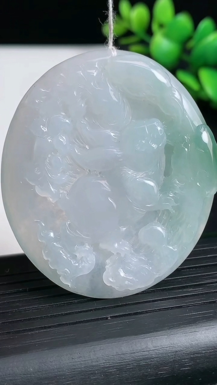 天然A货翡翠生肖兔吊坠尺寸52.4-45.8-5.7重量:24.80g
3月19日