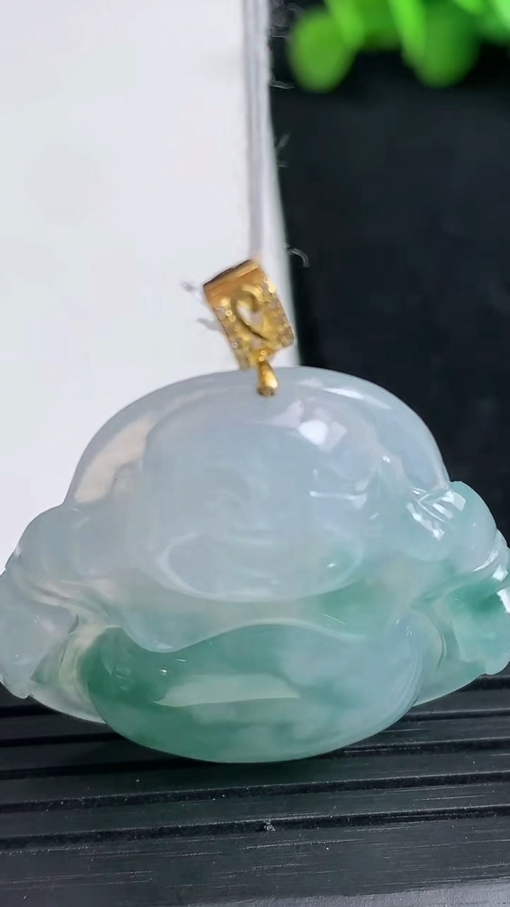 天然A货翡翠种飘花佛公吊坠尺寸32-34.4-6.1重量:11.29g
3月19日