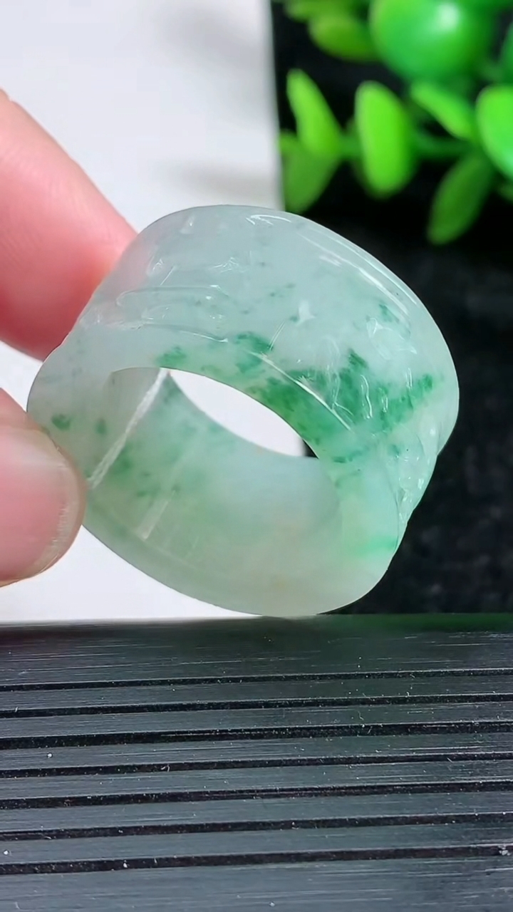 天然A货翡翠指环扳指尺寸21.4-14.2-4重量:13.46g2026年3月19日
工厂直销收藏佳品,种好水足，色泽均匀，有种有色，上手高大气！