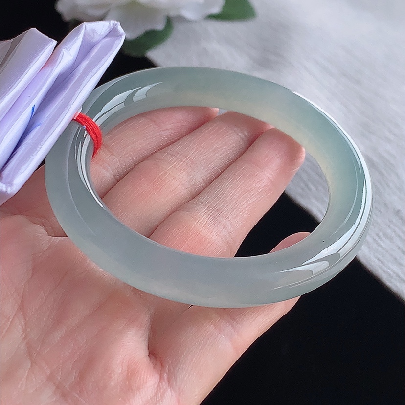 天然A货翡翠晴水圆条手镯54-55圈口 
尺寸54.8-9.9mm 0318