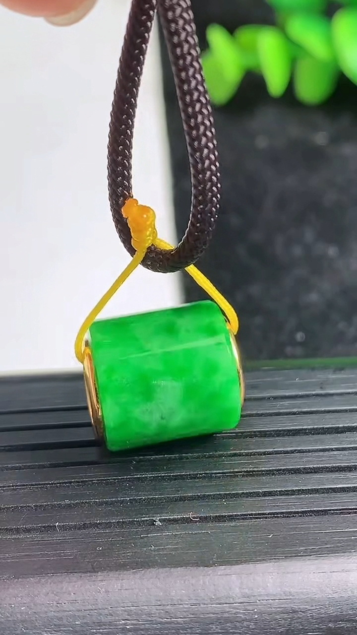 天然A货翡翠路路通吊坠尺寸13.3-15.1重量:4.33g
3月19日