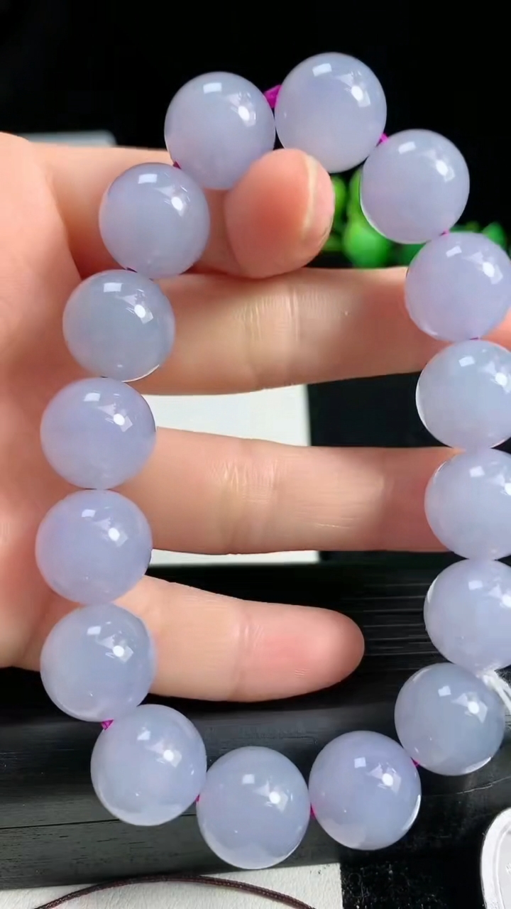 天然A货翡翠紫罗兰圆珠手串尺寸13.2-16颗重量:62.34g3月19日
工厂直销收藏佳品,种好水足，色泽均匀，有种有色，上手高大气！