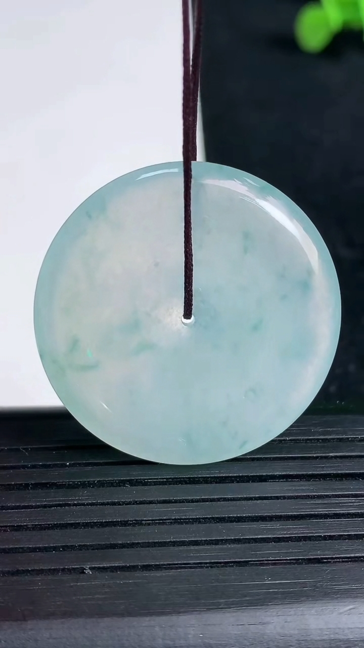 天然A货翡翠种飘花平安扣吊坠尺寸33.4-5.8重量:13.76g
3月19日