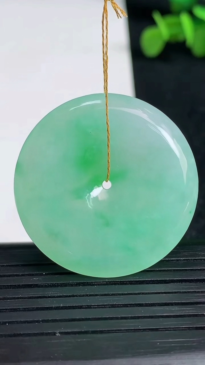 天然A货翡翠平安扣吊坠尺寸32.9-5.9重量:13.41g
3月19日