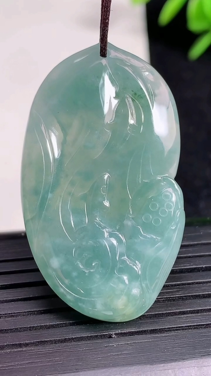 天然A货翡翠飘花年年有余吊坠尺寸41.3-24-4.5重:9.72g
3月19日
85