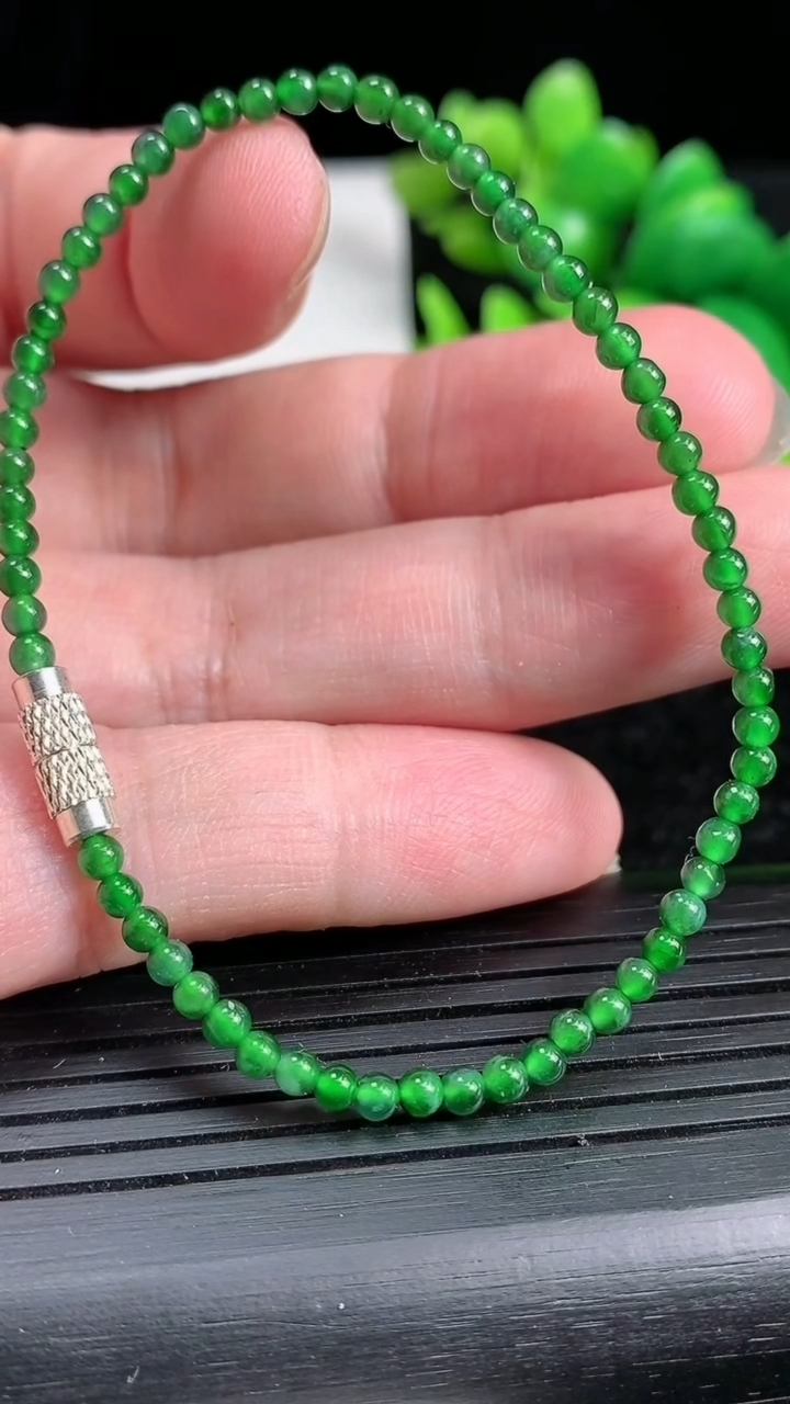 天然A货翡翠小米珠手串尺寸2.8-63颗重:3.18g3月19日
工厂直销收藏佳品,种好水足，色泽均匀，有种有色，上手高大气！
514