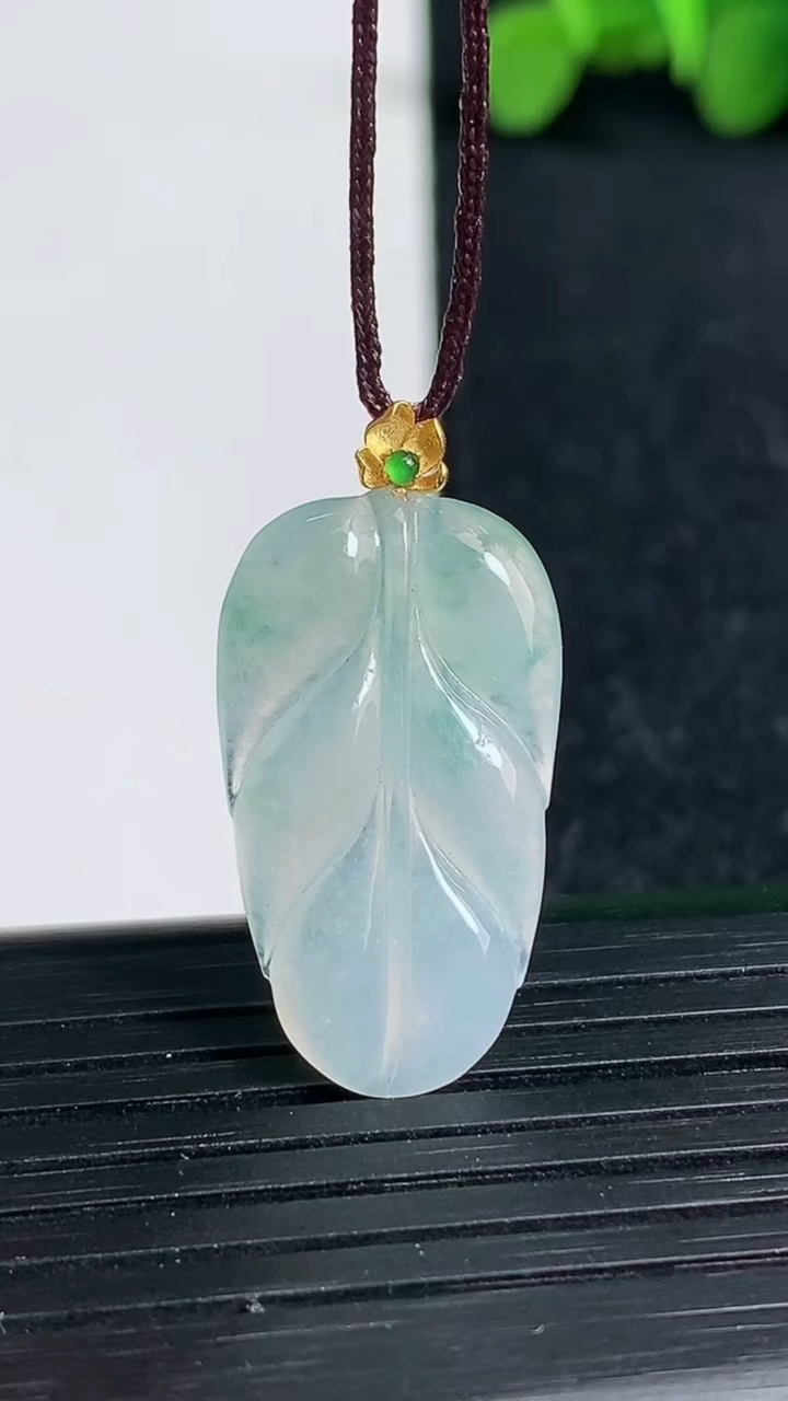 天然A货翡翠种飘花金枝玉叶 叶子吊坠尺寸25.2-14.1-2.9重量:2.28g
3月19日