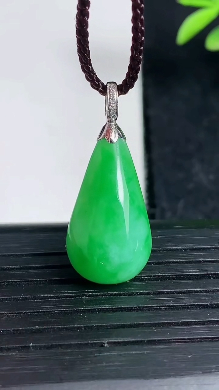 天然A货翡翠水滴吊坠尺寸23-11.9-5.9重量:2.49g
3月19日